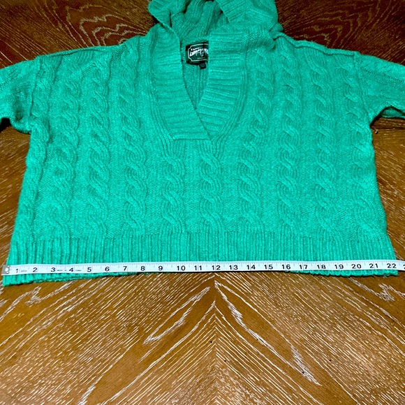 (NWOT) AMERICAN EAGLE OUTFITTERS Cable Knit V-Neck Cropped Hoodie Sweater 🦅 - Picture 13 of 13